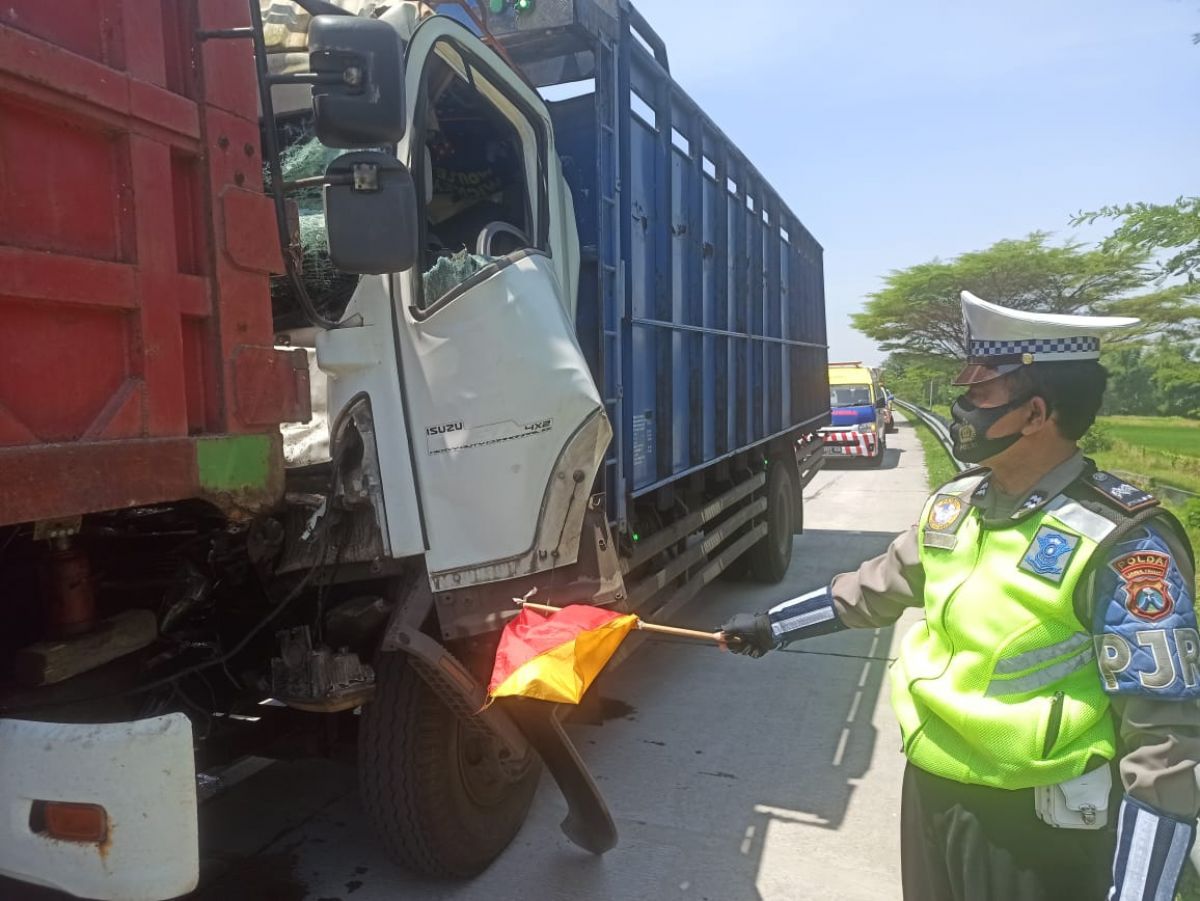 Truk tronton tabrak dump truk di Tol Gempol-Pasuruan. (Foto: PJR Polda Jatim/jatimnow.com)