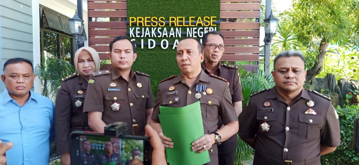 Kasi Pidsus Franky (kiri), Kepala Kejari Sidoarjo (tengah), Kasi Intelijen Aditya Rakatama (kanan) saat gelaran rilis beberapa waktu lalu. (Foto: Zainul Fajar)