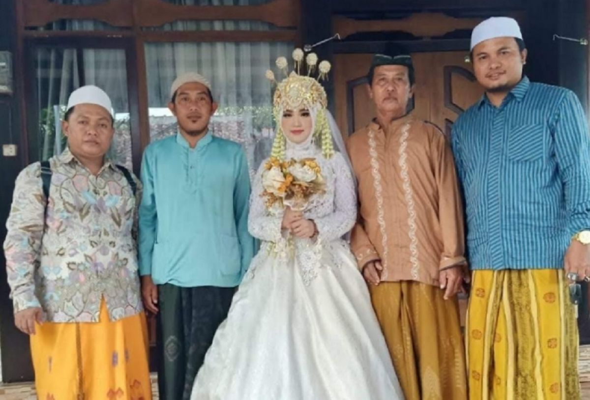 Sukarno, salah satu ABK KLM Cinta Kembar (Dua dari kanan adalah) foto bersama dengan keluarga di Kecamatan Arjasa. (Foto: Norhasan for jatimnow.com)