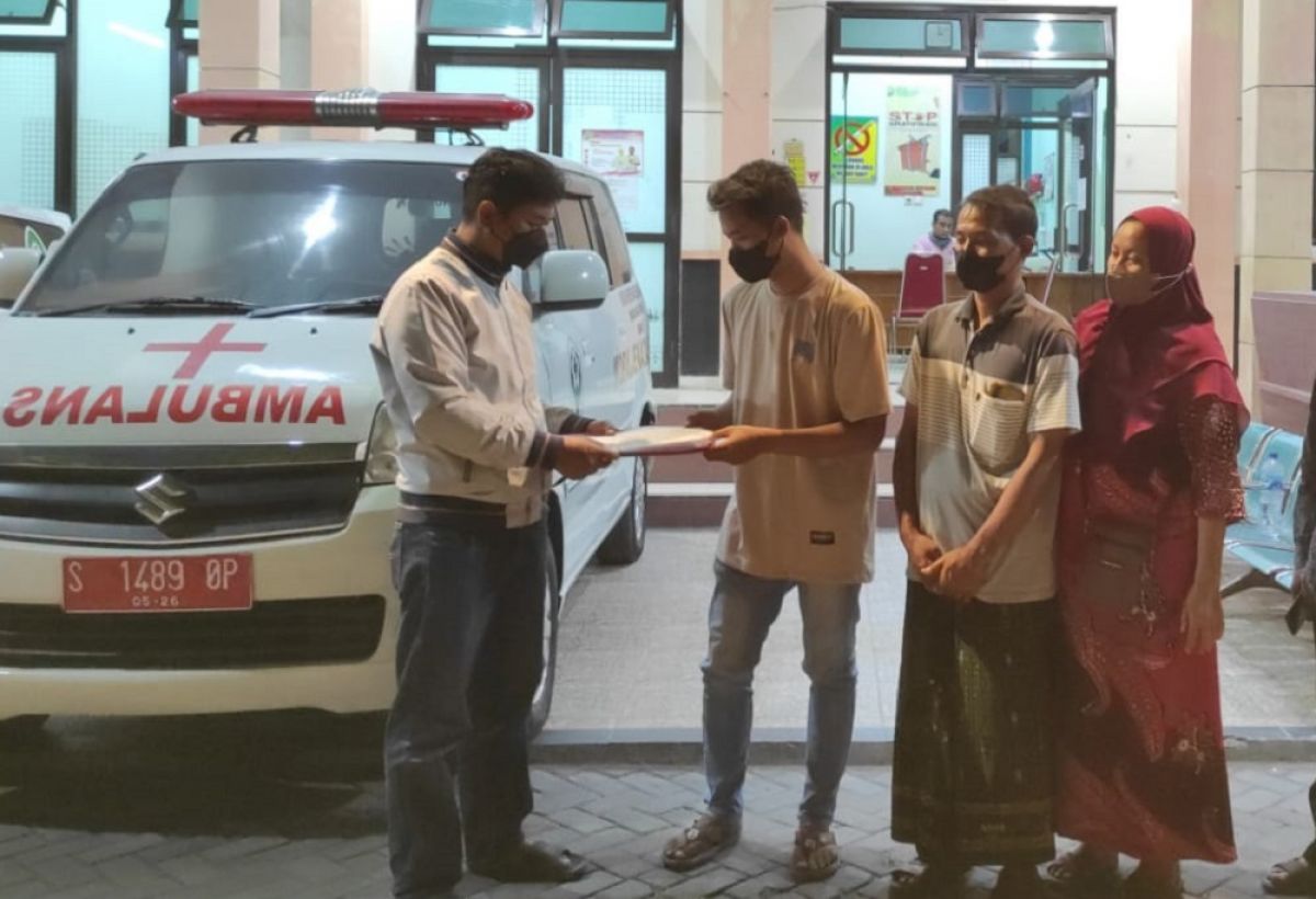 Pihak keluarga korban saat mendatangi kamar mayat RSUD Jombang. (Foto: Polsek Megaluh)