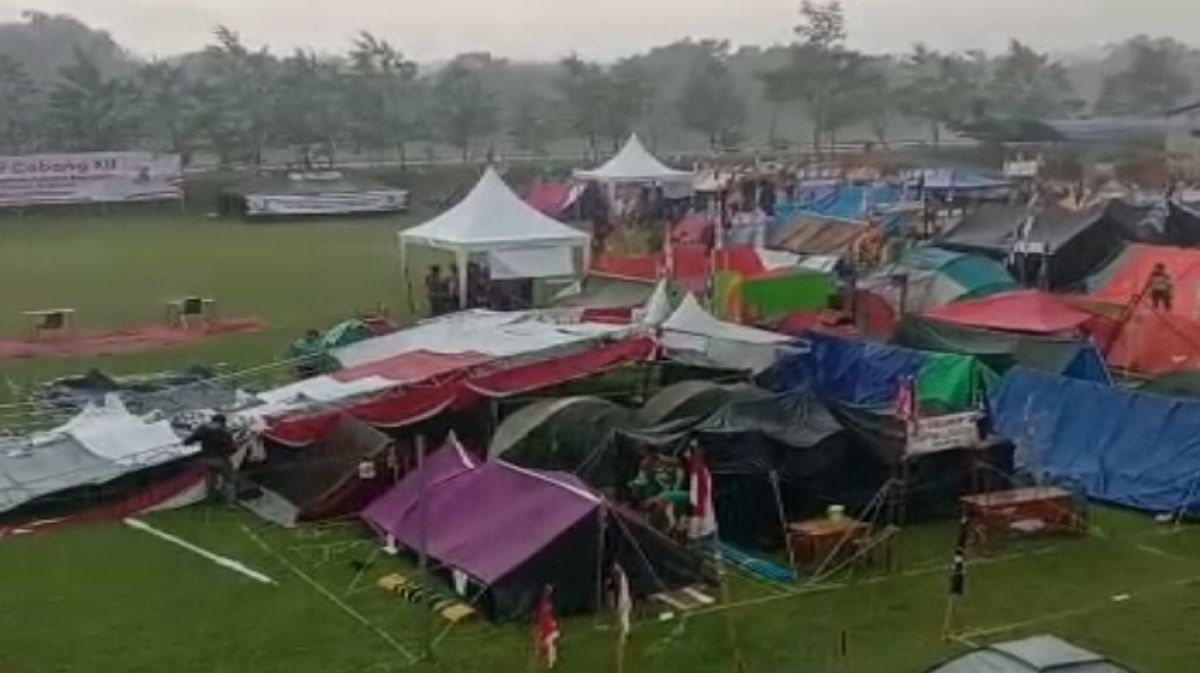 Kondisi tenda yang ambruk diterjang hujan di sertai angin kencang (Foto-foto: tangkap layar Facebook)