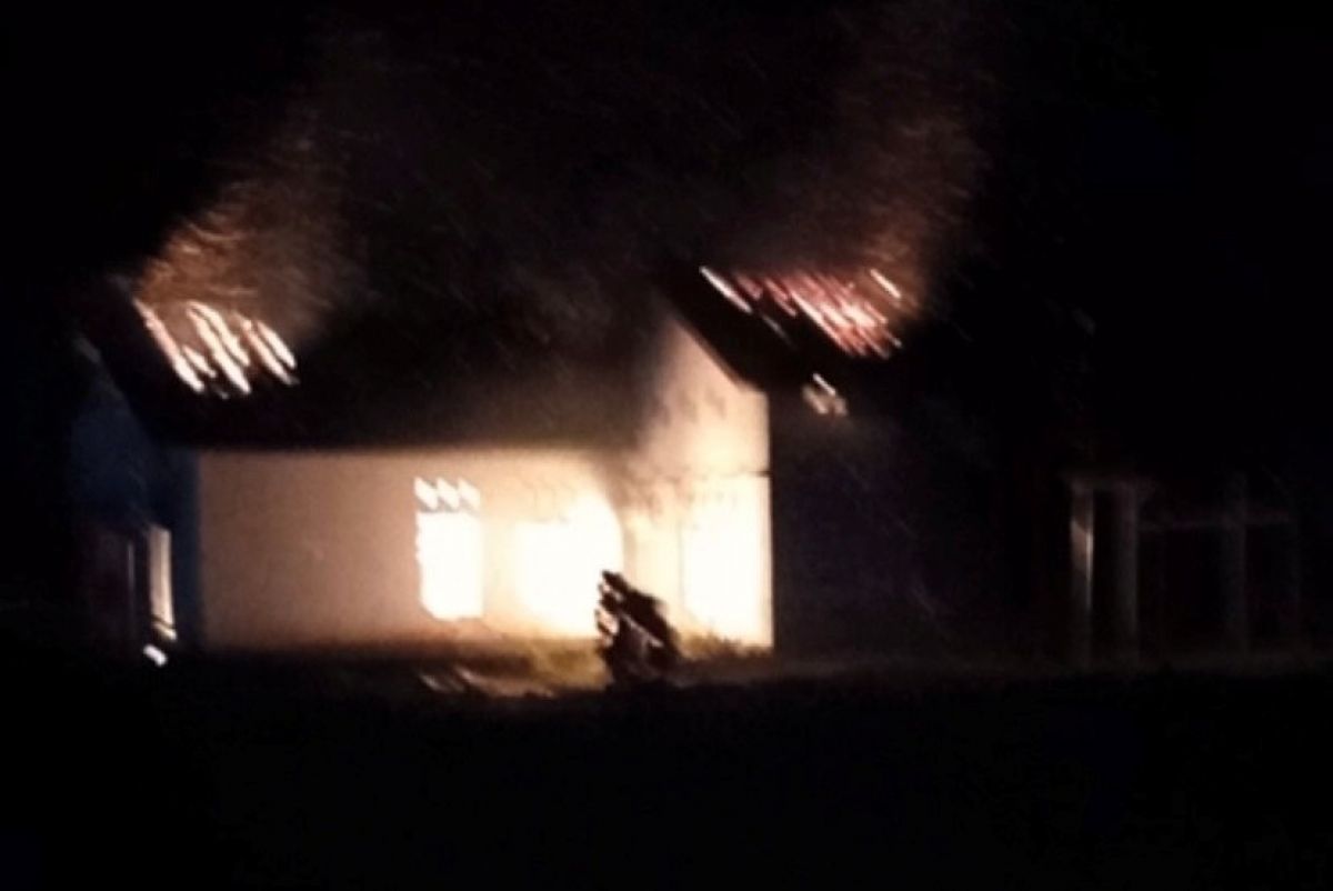 Tangkapan layar video amatir rumah dikabar di Desa Mulyorejo, Kecamatan Silo, Jember.(Foto: WhatsApp Grup)