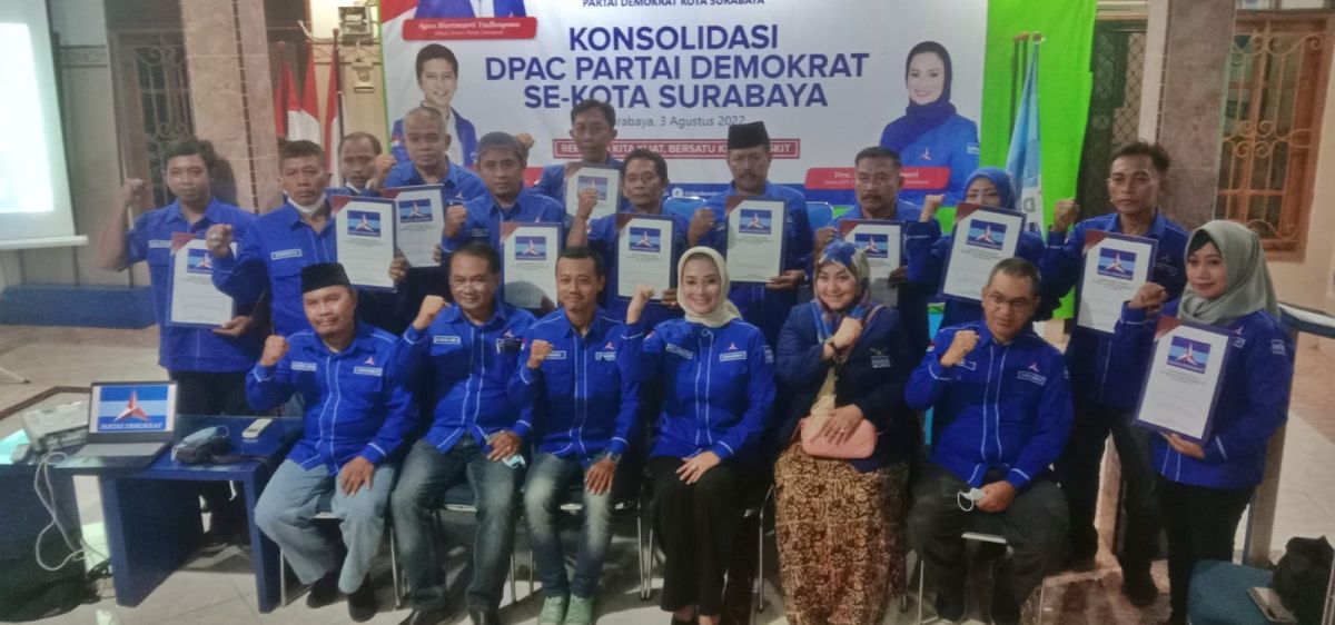 12 Ketua DPAC baru yang menerima SK dari Lucy Kurniasari.(Foto: Demokrat Surabaya for jatimnow.com)