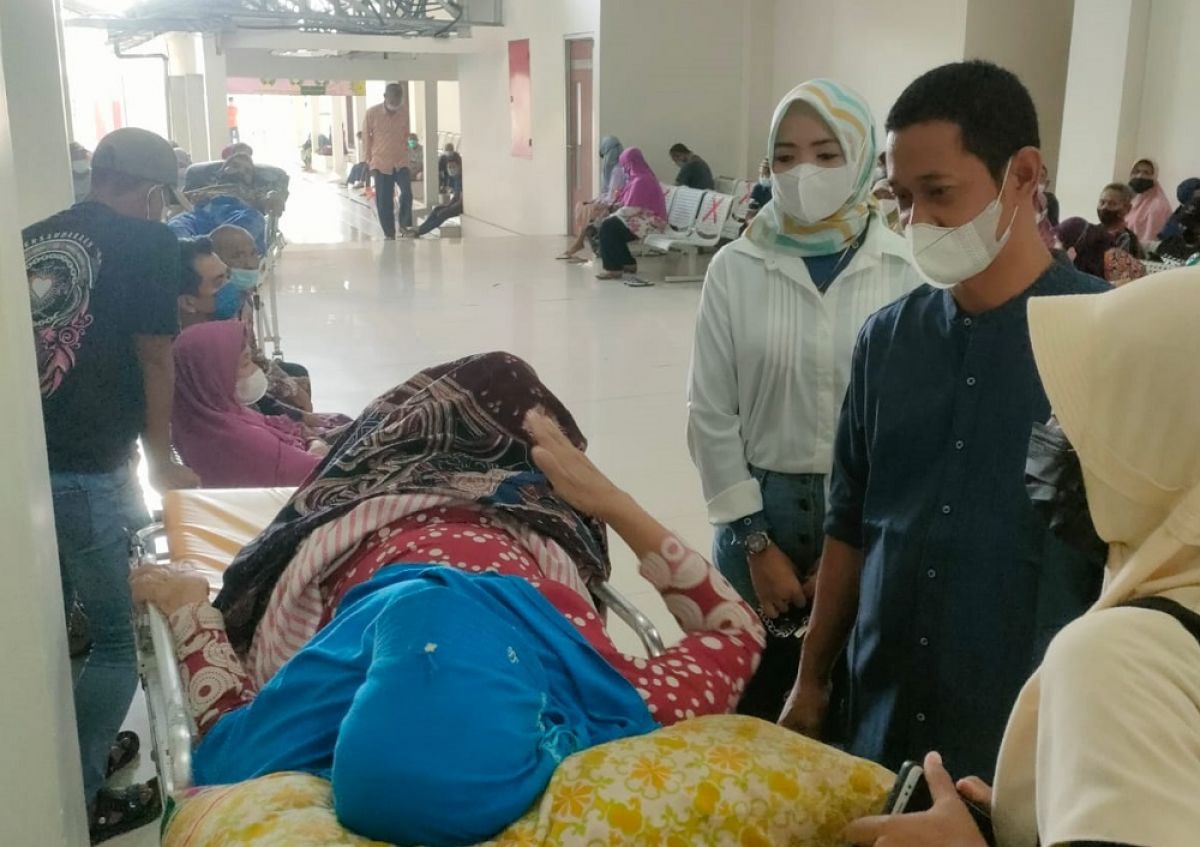 Ketua DPC PPP Lamongan, Zainul Arifin saat berdialog dengan pasien di RSUD dr. Soegiri Lamongan. (Foto: Adyad Ammy Iffansah/jatimnow.com)