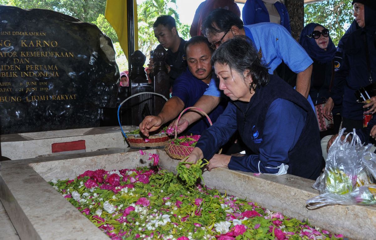 Ketua DPW Partai NasDem Jatim, Sri Sajekti Sudjunadi saat berziarah di makam Bung Karno di Blitar (Foto: jatimnow.com)
