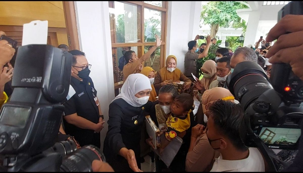 Gubernur Jatim Khofifah Indar Parawansa saat membagikan bendera kepada warga di kantor Gubernur Jatim Jl Pahlawan, Surabaya. (Foto: Ni'am Kurniawan/jatimnow.com)