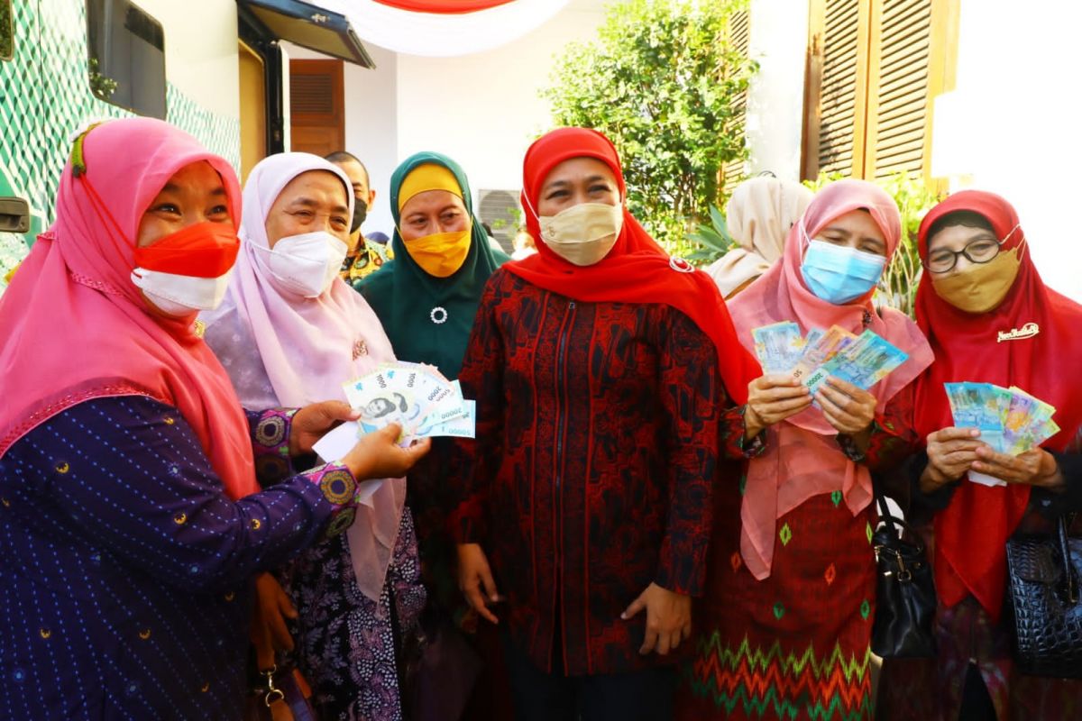 Gubernur Jawa Timur (Jatim) Khofifah Indar Parawansa memberikan hadiah uang baru kepada para guru.(Foto: Humas Pemprov Jatim)