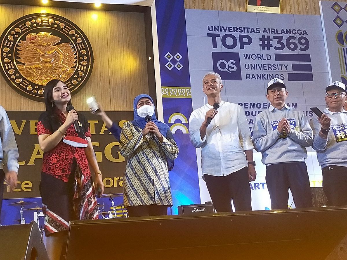 Gubernur Jatim Khofifah Indar Parawansa dan Gubernur Jateng Ganjar Pranowo saat menghadiri penutupan PPKMB Unair 2022 (Foto-foto: Fahrizal Tito/jatimnow.com)