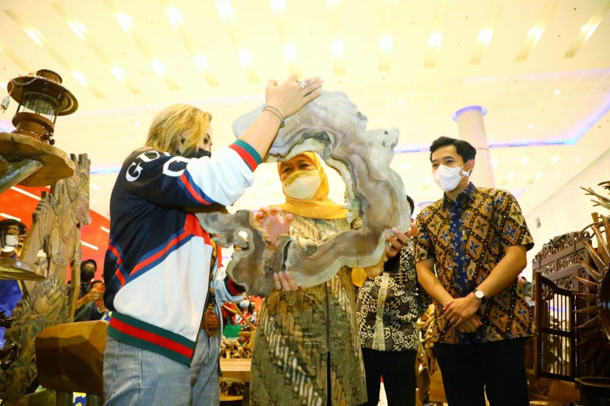 Gubernur Jatim Khofifah Indar Parawasan saat menghadiri gelaran K-UKM Expo di Grand City Surabaya.(Foto: Humas Pemprov Jatim)
