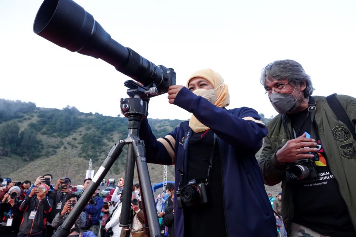 Gubernur Jatim Khofifah Indar Parawansa saat membuka Jambore Nasional Fotografer Indonesia (JNFI) 2022 di Pasir Berbisik, Gunung Bromo, Probolinggo, Jumat (26/8).(Foto: Humas Pemprov Jatim)