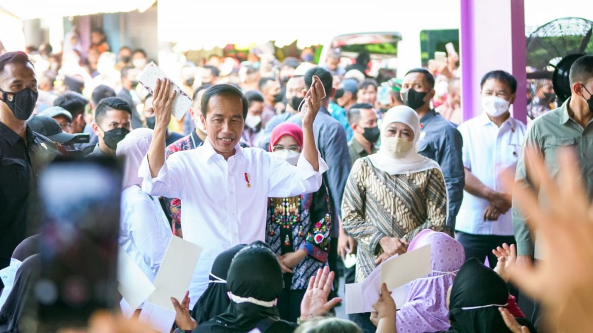 Gubernur Jatim Khofifah saat mendampingi Presiden Jokowi.(Foto: Humas Pemprov Jatim)