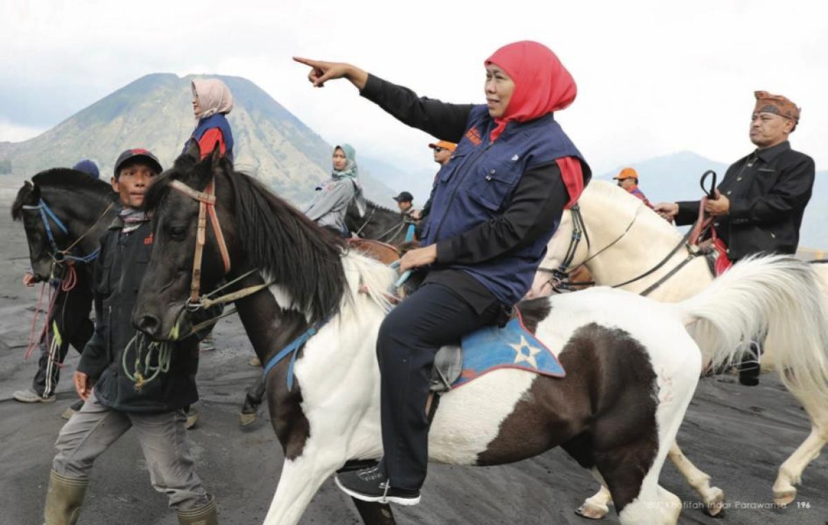 Khofifah saat mengunjungi Bromo. (Foto: Humas Pemprov Jatim)