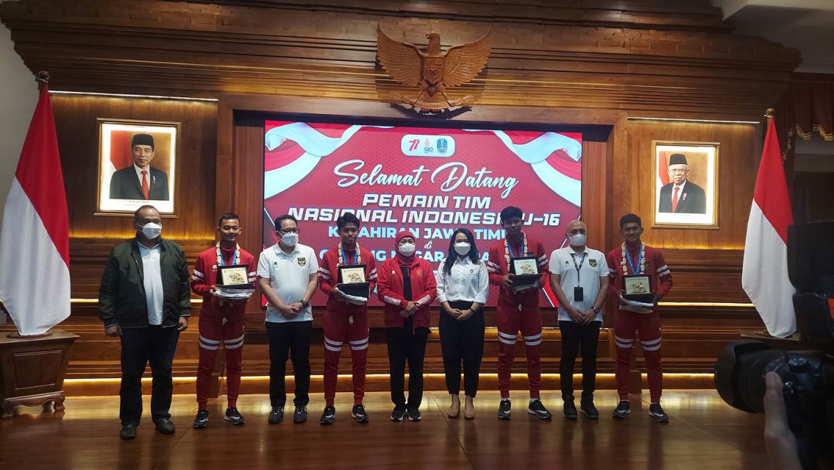 Sambutan Khofifah kepada 4 pemain Timnas U-16 di Grahadi (Foto-foto: Ni'am Kurniawan/jatimnow.com)