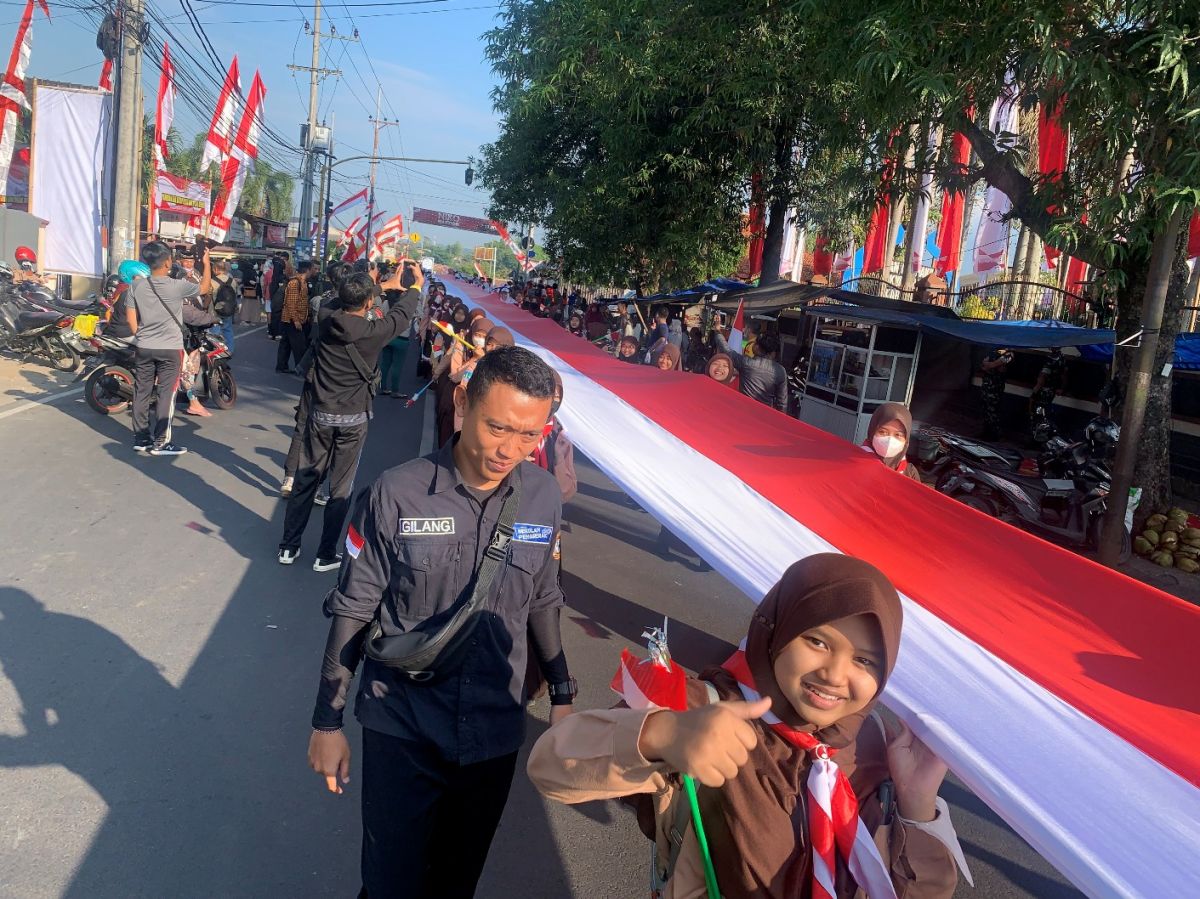 Kirab Bendera Merah Putih di Jember.(Foto: Dwi Kuntarto Aji)