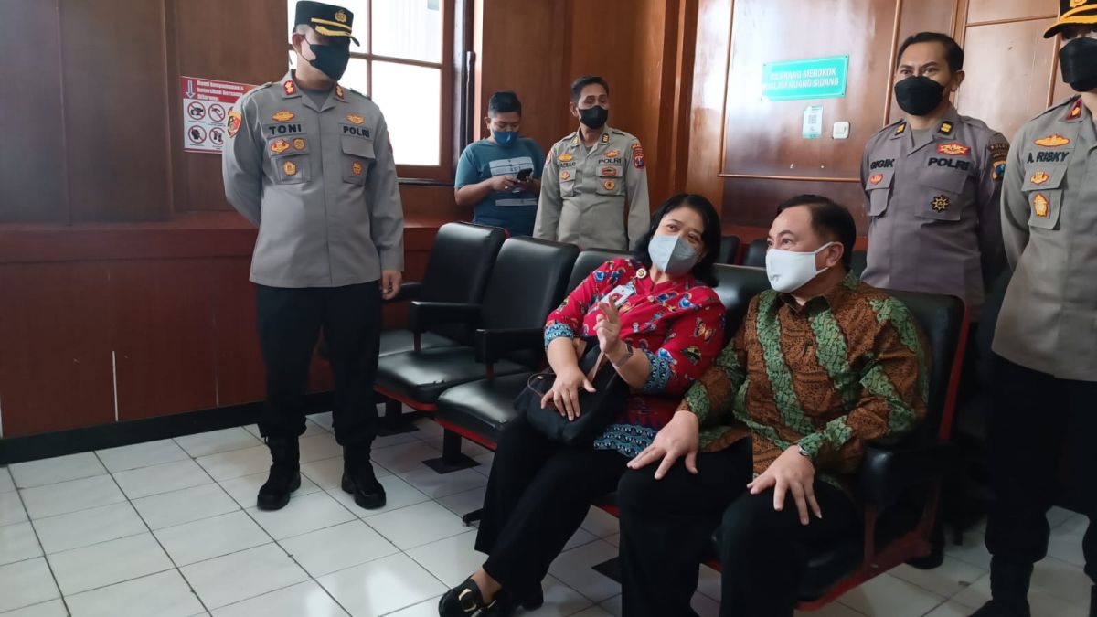 Ketua Harian Kompolnas Benny Mamoto bersama Komisioner Kompolnas Poengky Indarti di PN Surabaya.(Foto: Zain Ahmad)