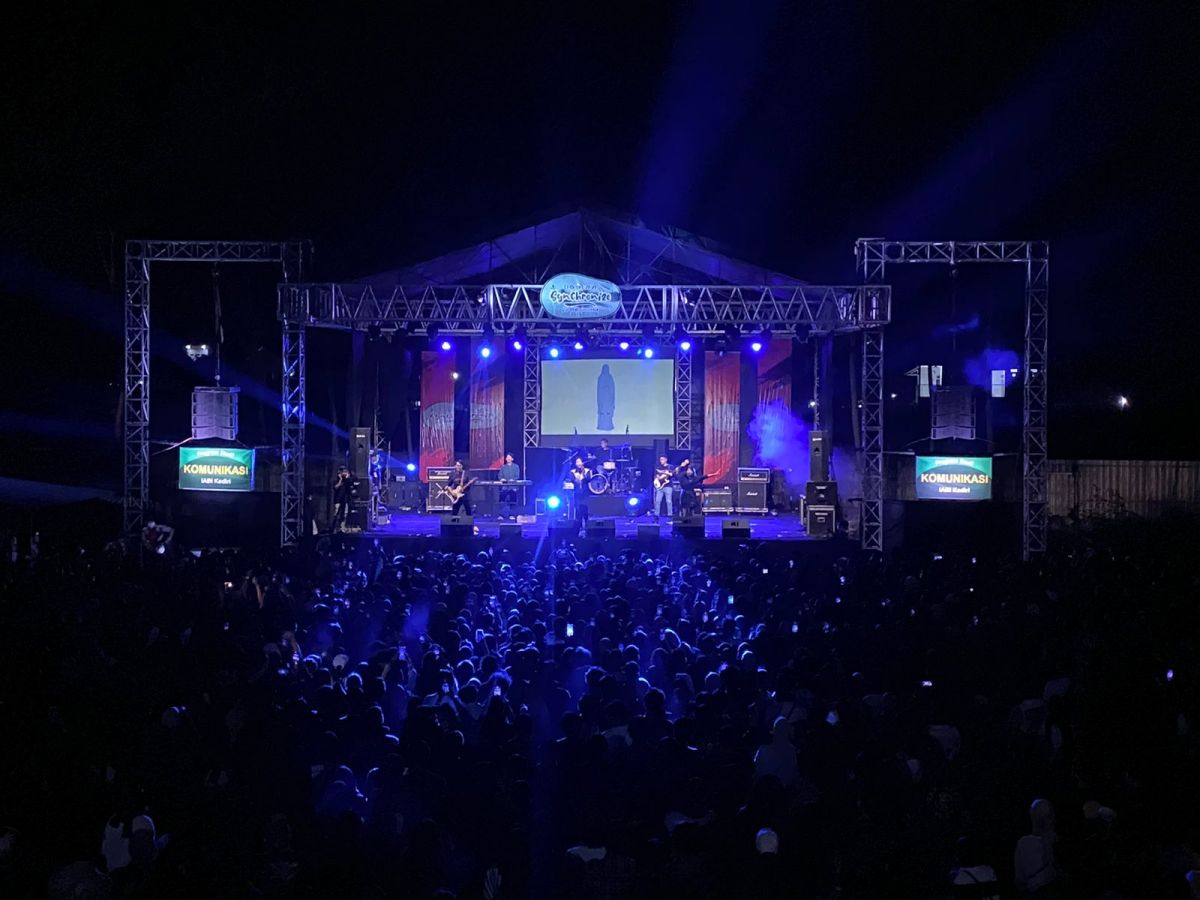 Suasana saat Hindia tampil di acara Festival Komunikasi 20'21 'Synchronize'.(Foto: Tim Feskom untuk jatimnow.com)