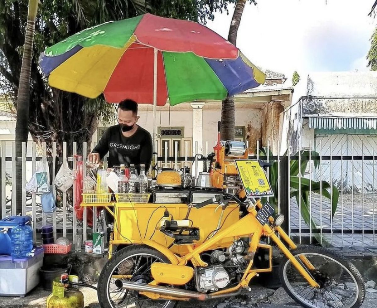 Ngopi Sambil Menonton Sulap di Trotoar Jalan Brawijaya Kota Kediri