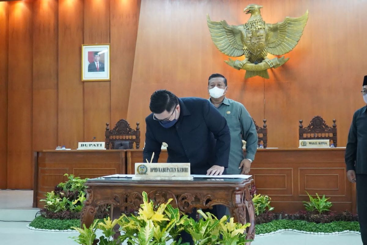 Mas Dhito tanda tangani nota kesepakatan KUA-PPAS APBD 2023. (Foto: Humas Pemkab Kediri/jatimnow.com)