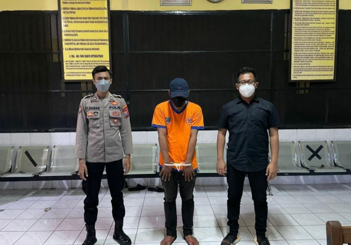 Terdakwa Kurtubi, mantan Satpol PP Surabaya pemerkosa pemandu lagu di sebuah tempat karaoke di Surabaya, saat ditetapkan tersangka oleh Polrestabes Surabaya. (Foto: dok jatimnow.com).