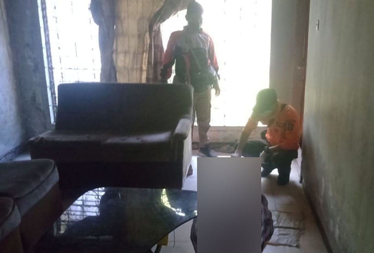 Lansia di Surabaya meninggal di ruang tamu rumahnya (Foto: BPBD Kota Surabaya for jatimnow.com)