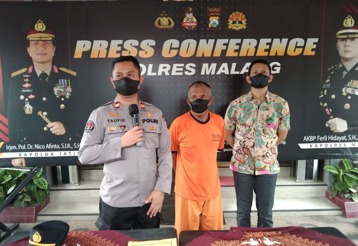 Lansia yang merampas uang milik bakul besek keliling saat diamankan di Mapolres Malang (Foto: Rizal Adhi Pratama/jatimnow.com)