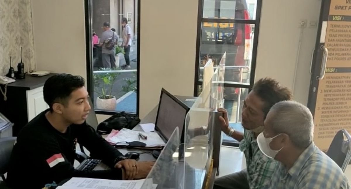 Ketua RW 12 Kelurahan Jember Kidul laporkan warganya ke Mapolres Jember (Foto : Dwi Kuntarto Aji/jatimnow.com)