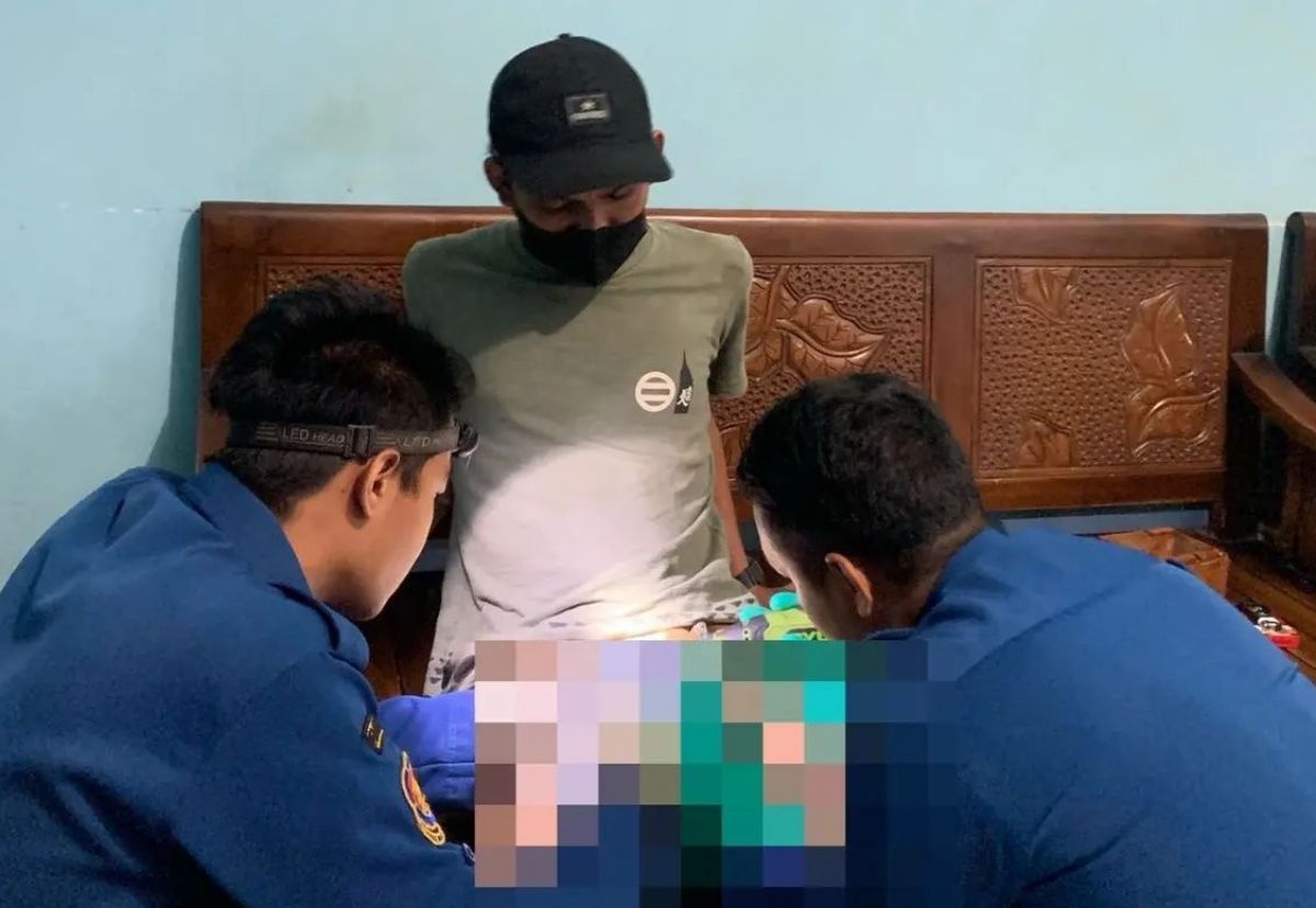 Proses evakuasi cincin di penis pria di Sidoarjo (Foto: Damkar Sidoarjo)