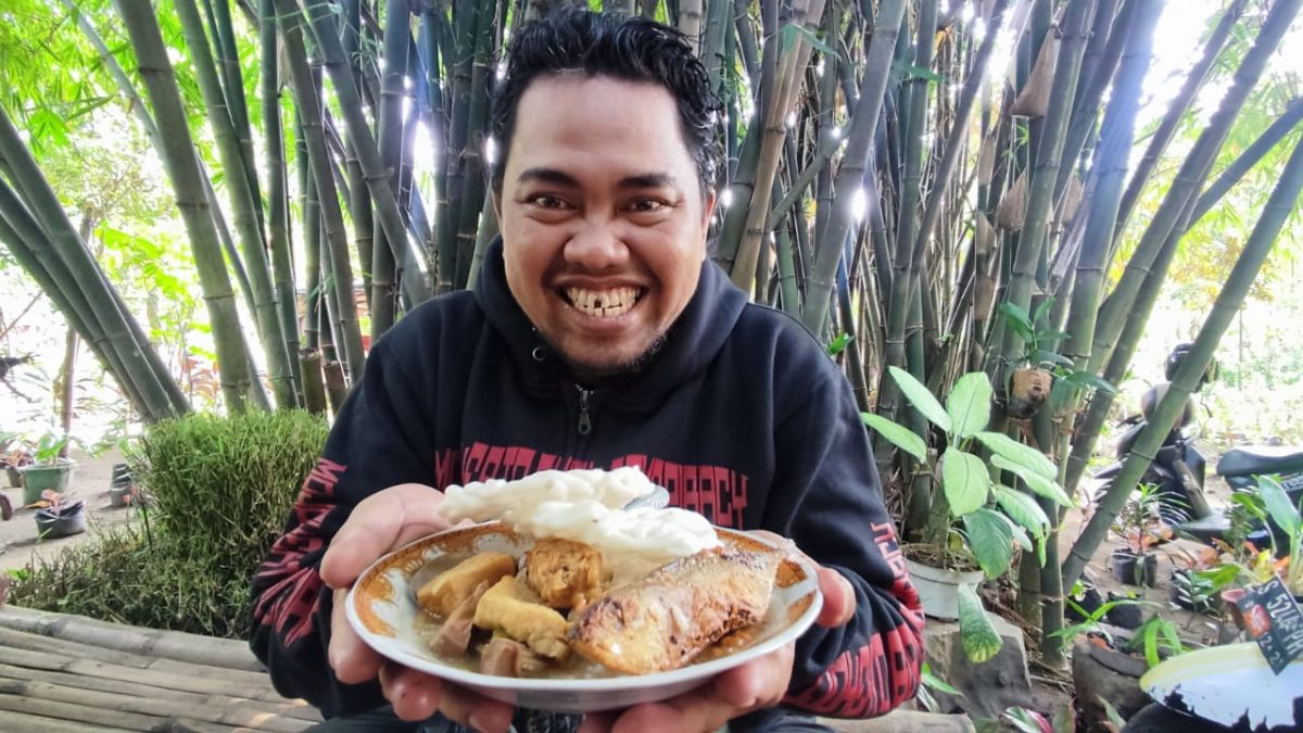 Seorang pembeli saat menikmati lodeh barongan yang berada di Dusun Sasap, Desa Modongan, Kecamatan Sooko, Kabupaten Mojokerto.(Foto: Nor for jatimnow.com)