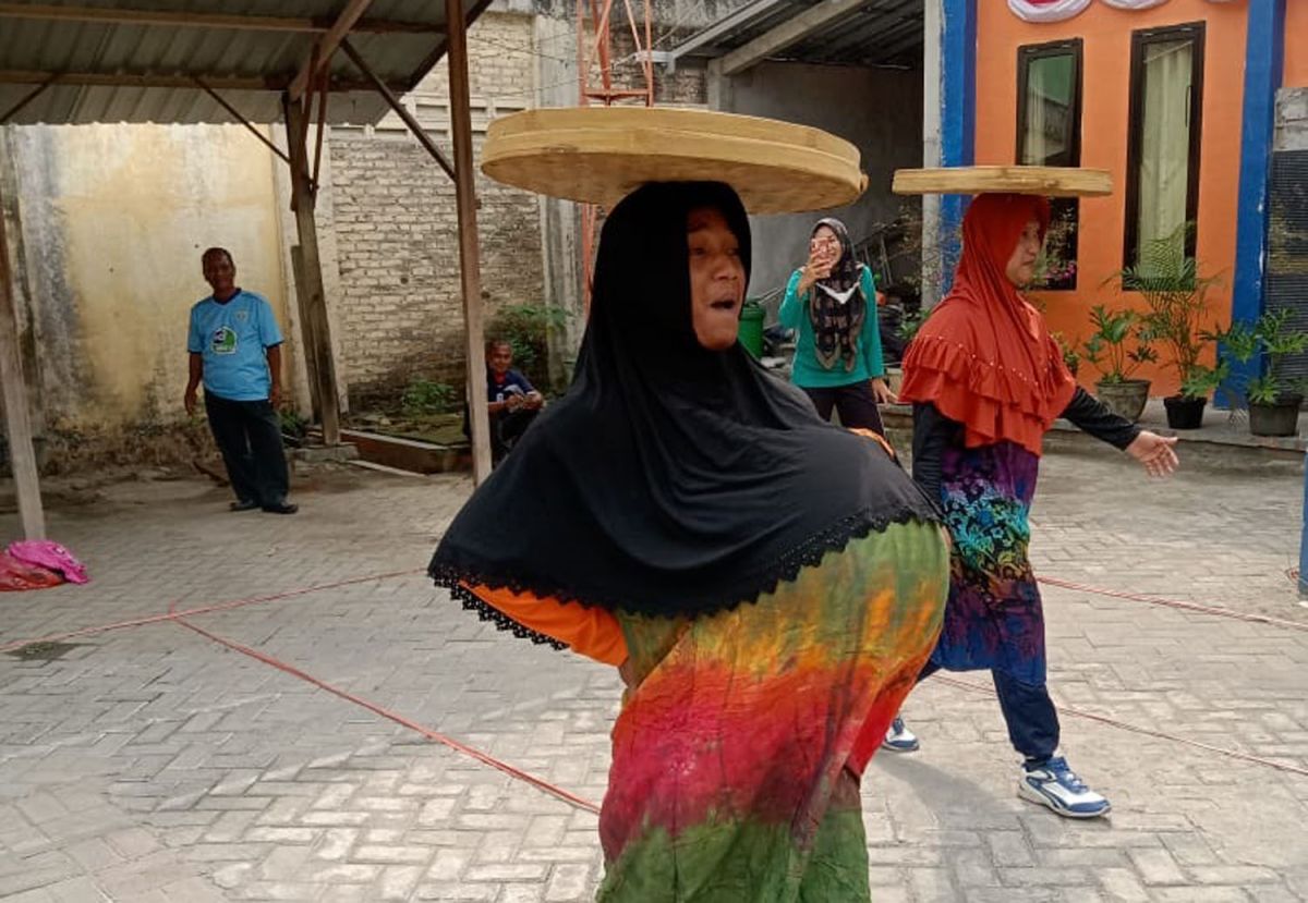 Aksi bapak-bapak personel BPBD Lamongan saat lomba agustusan (Foto: Adyad Ammy Iffansah/jatimnow.com)