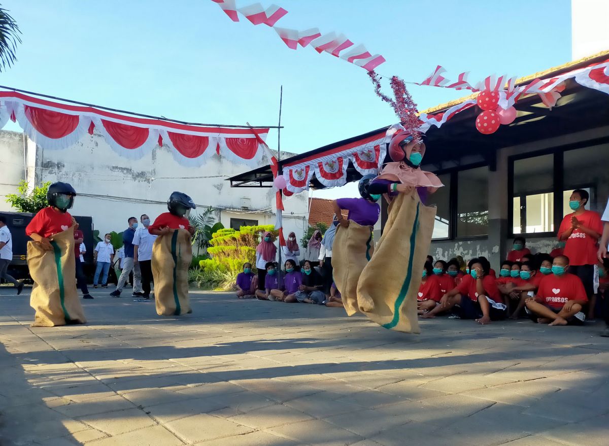 Keseruan lomba dalam rangka peringatan HUT ke-77 Kemerdekaan RI di Liponsos Keputih, Surabaya (Foto-foto: Fahrizal Tito/jatimnow.com)