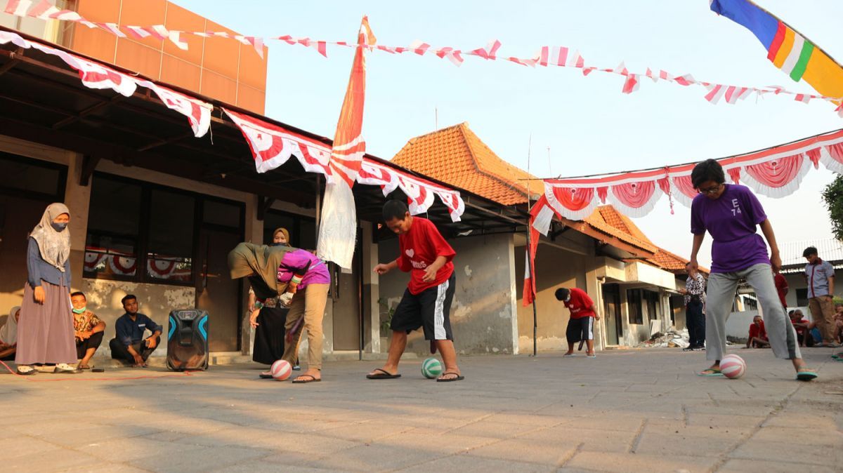 Ilustrasi: Keseruan para warga binaan di Liponsos Keputih Surabaya saat mengikuti lomba agustusan (Foto-foto: Fajar Mujianto/jatimnow.com)