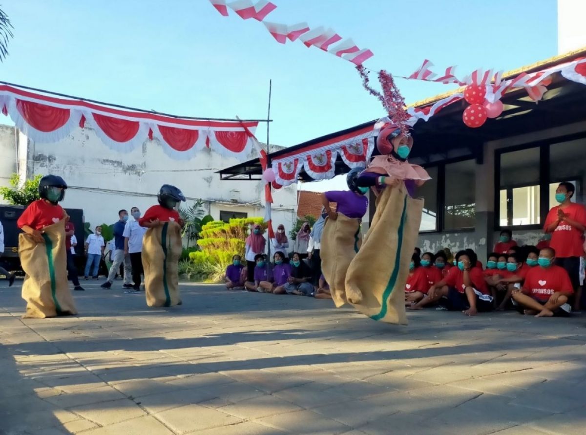 Keseruan lomba balap karung di Surabaya.(Foto: Dok. jatimnow.com)