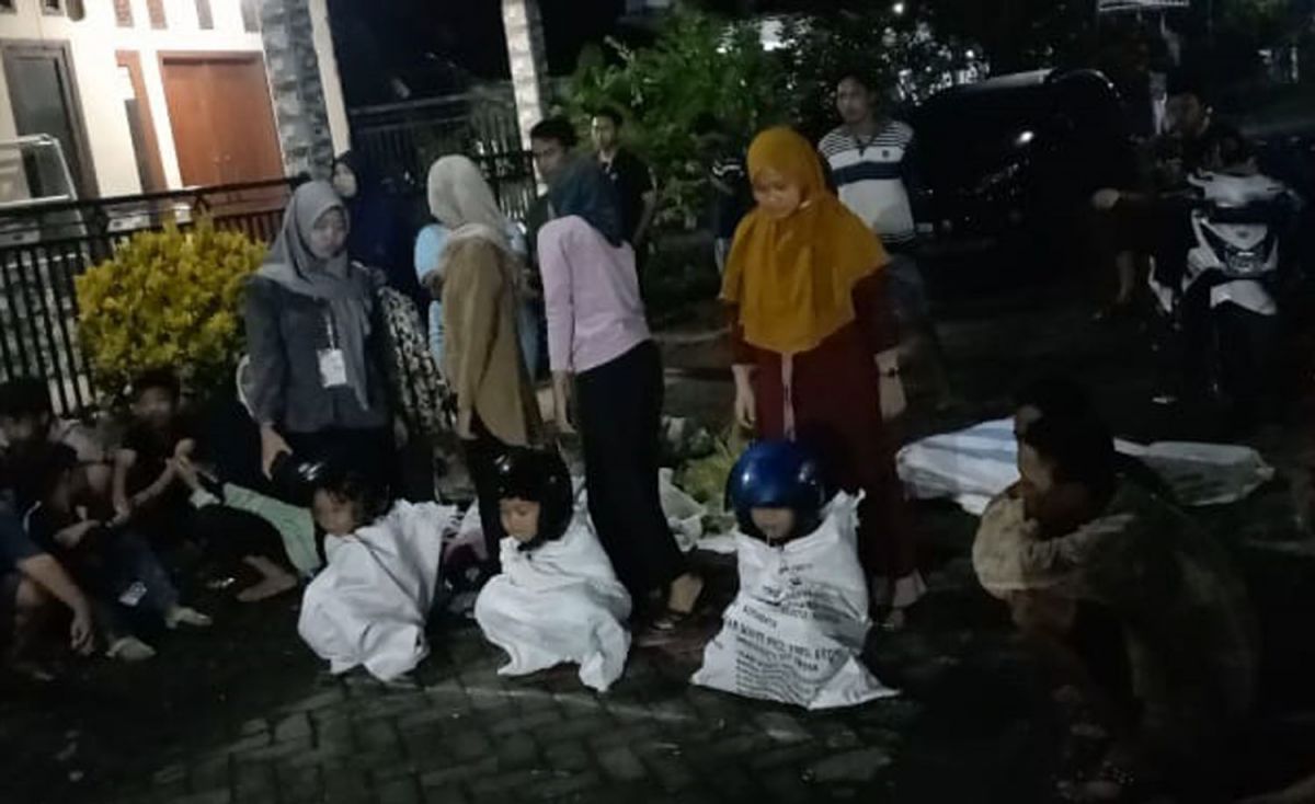 Warga Dusun Mojodadi, Desa Plemahan, Kecamatan Sumobito, Kabupaten Jombang saat mengikuti lomba balap karung dengan menggunakan helm (Foto-foto: Elok Aprianto/jatimnow.com)