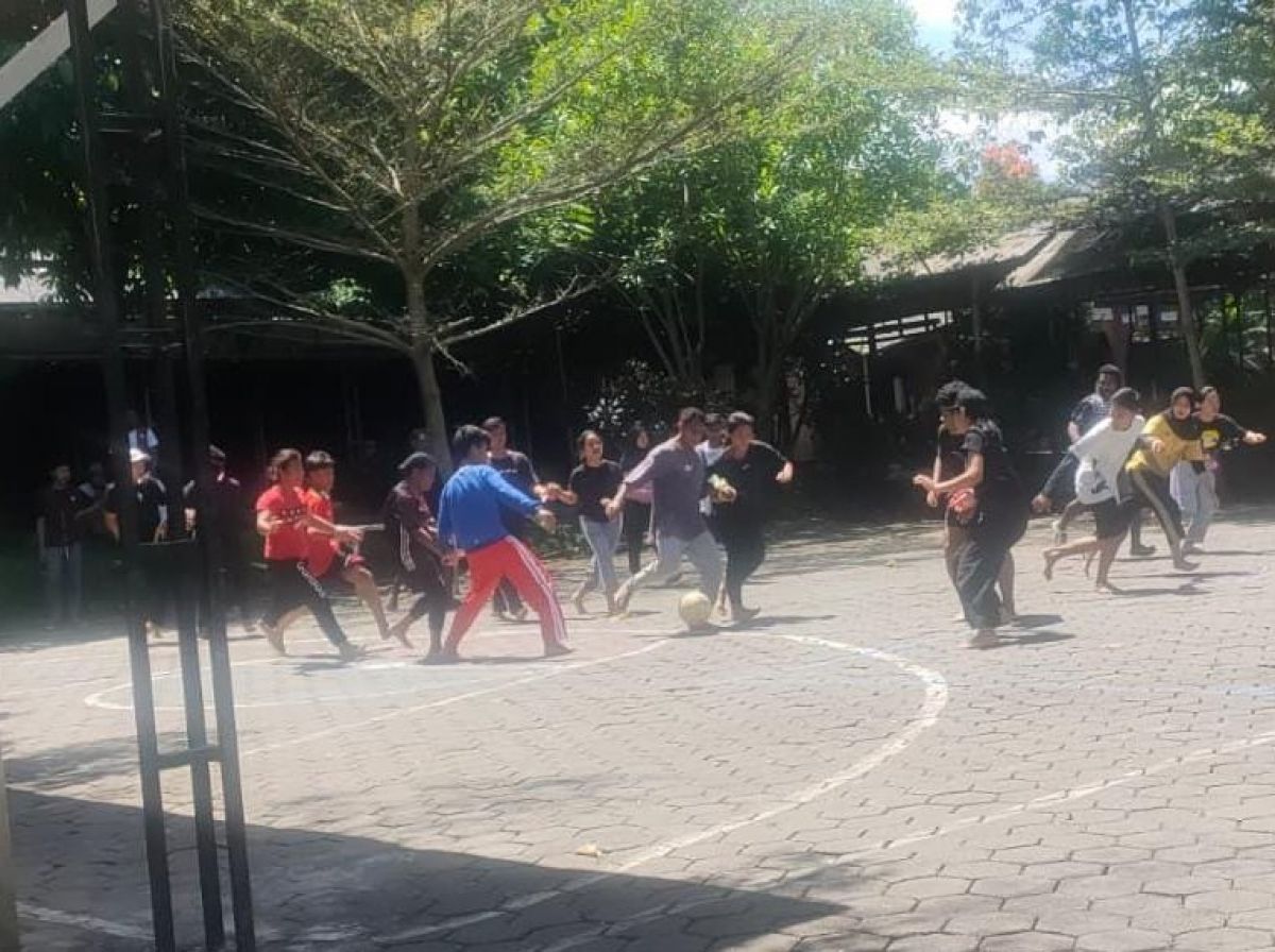 Siswa dari berbagai daerah di Indonesia, mengikuti lomba futsal dangdut di SPI Kota Batu. (Foto: Galih Rakasiwi/jatimnow.com)
