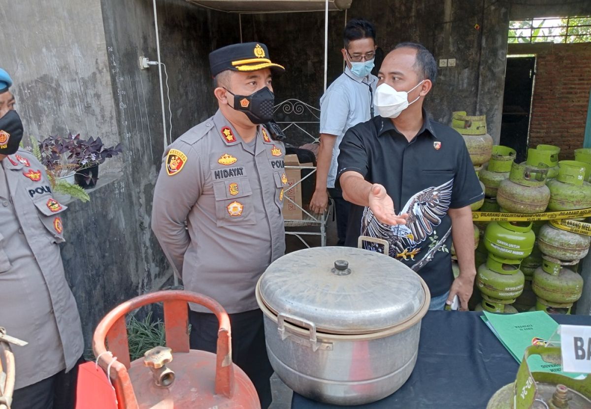 Kapolres Jombang AKBP Moh Nurhidayat saat berada di lokasi pengoplosan LPG 3 Kg ke tabung gas LPG 50 Kg nonsubsidi. (Foto: Elok Aprianto/jatimnow.com)