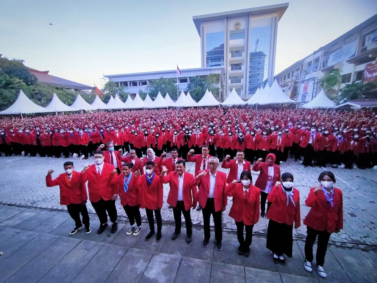 Para mahasiswa baru Untag Surabaya. (Foto: Farizal Tito)