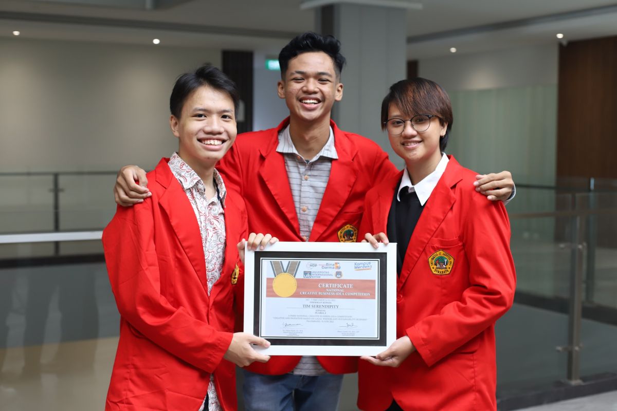 3 mahasiswa Untag Surabaya yang berprestasi di ajang Nastional Creative Business Idea Competition. (Foto: Untag Surabaya for jatimnow.com)