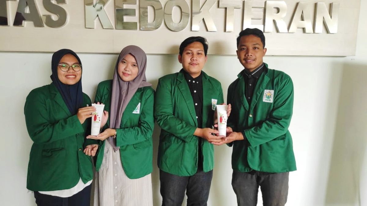 Lima Mahasiswa Fakultas Kedokteran Unusa menunjukkan Grenade Skin Solution buatannya yang kaya akan manfaat untuk kulit.(Foto: Kesar for jatimnow.com)