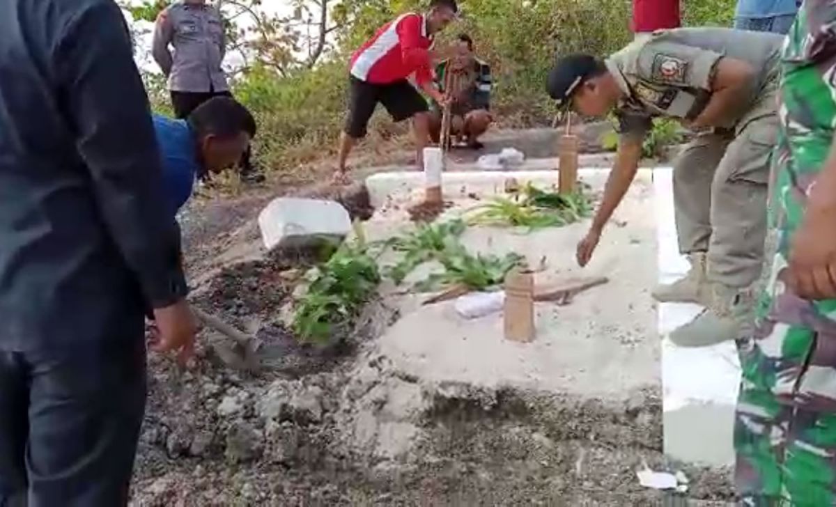 Makam misterius di tengah hutan Desa Kedungsumber, Kecamatan Temayang, Kabupaten Bojonegoro saat dibongkar (Foto: Misbahul Munir/jatimnow.com)