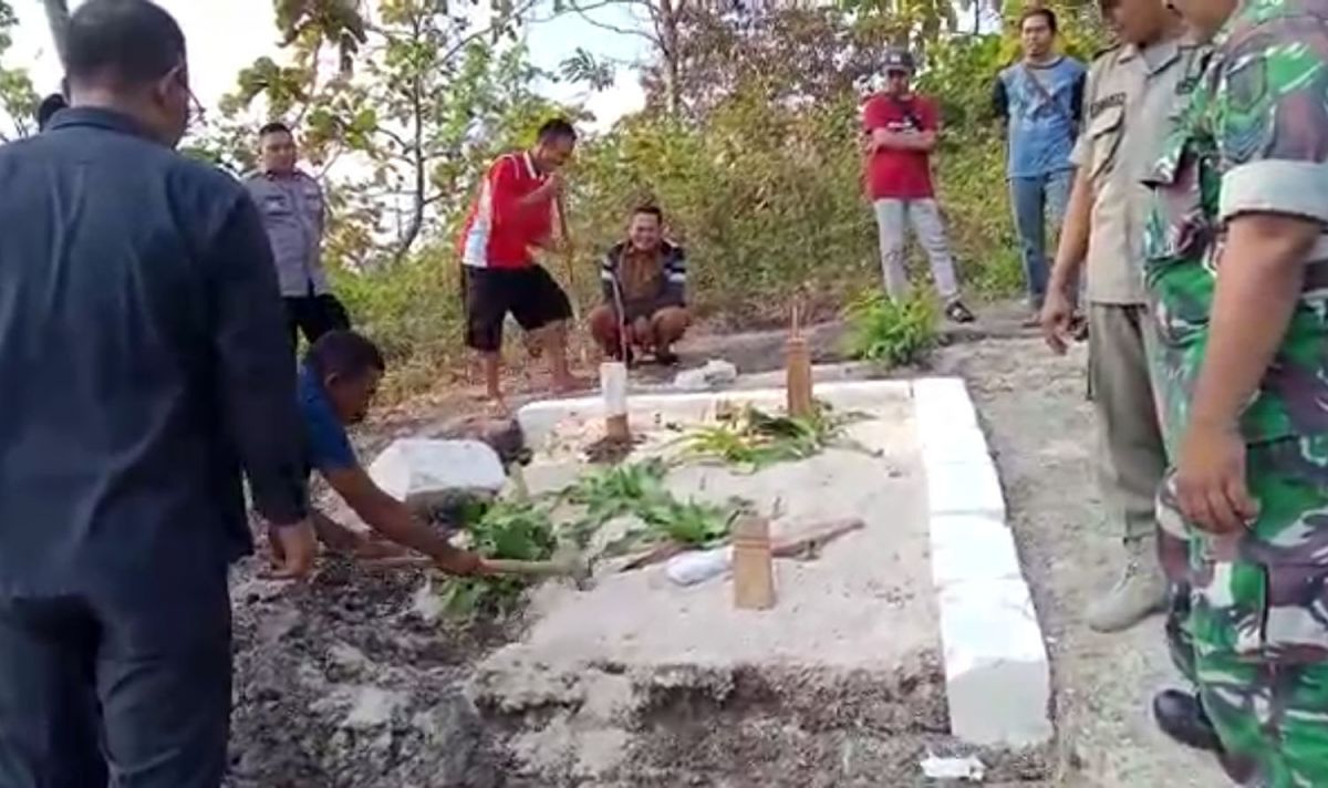 Makam misterius yang ditemukan di tengah hutan Desa Kedungsumber, Kecamatan Temayang, Kabupaten Bojonegoro (Foto: Misbahul Munir/ jatimnow.com)