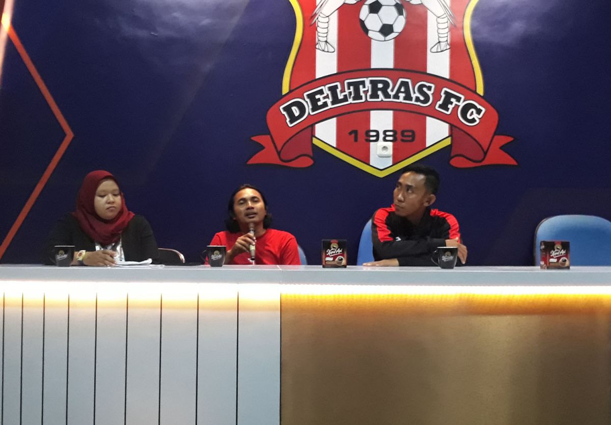 Asisten Manager Deltras Sidoarjo, Miftakhul FS (tengah) dan pemain senior Rendy Irwan (kanan) - (Foto: Zainul Fajar/jatimnow.com)