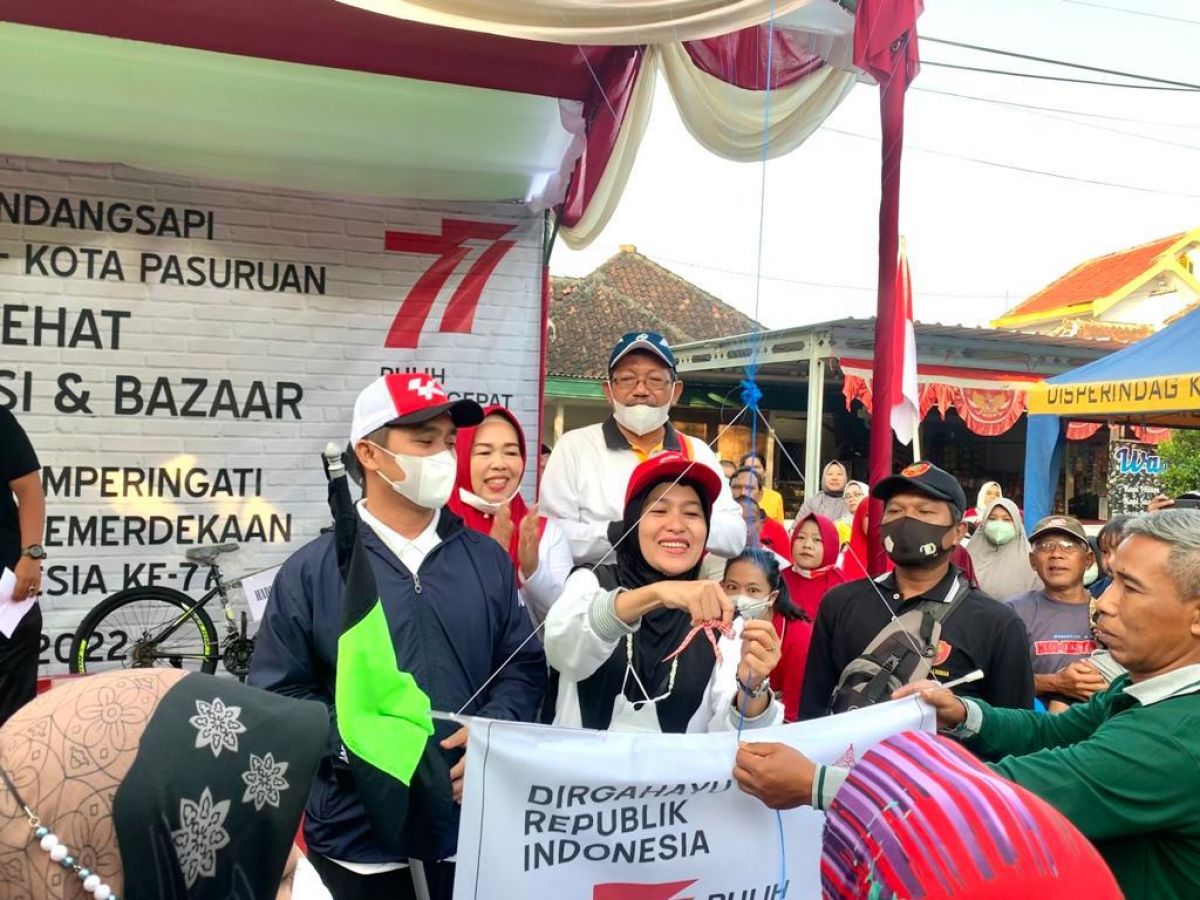 Wakil Wali Kota Pasuruan Adi Wibowo (Mas Adi) jalan sehat bareng warga.(Foto: Humas Pemkot Pasuruan)