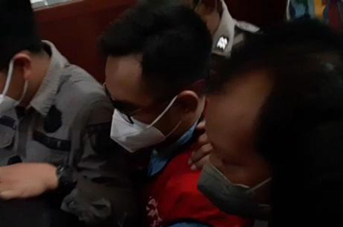 Mas Bechi saat digiring petugas mengikuti sidang di PN Surabaya (Foto-foto: Zain Ahmad/jatimnow.com)