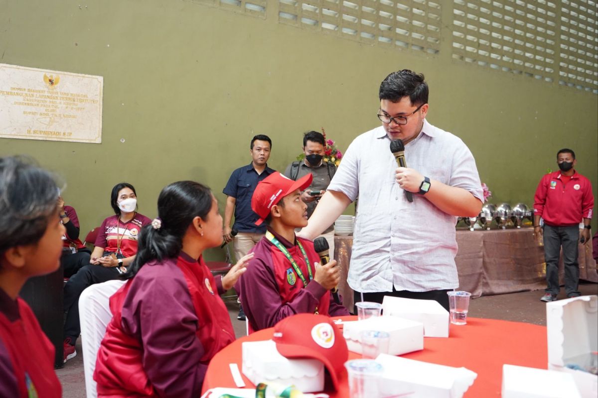 Mas Dhito saat penyerahan reward peraih medali dan pembubaran kontingen Porprov VII Jatim 2022. (Foto: Humas Pemkab Kediri/jatimnow.com)