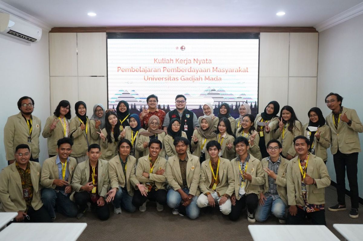 Mas Dhito saat bertemu para mahasiswa UGM di Kantor Pemkab Kediri.(Foto: Humas Pemkab Kediri/jatimnow.com)