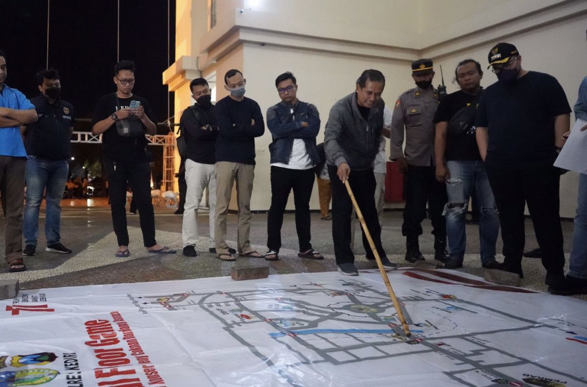 Mas Dhito saat memantau persiapan konser Iromo Tresno di SLG.(Foto : Humas Pemkab Kediri/Jatimnow.com)   