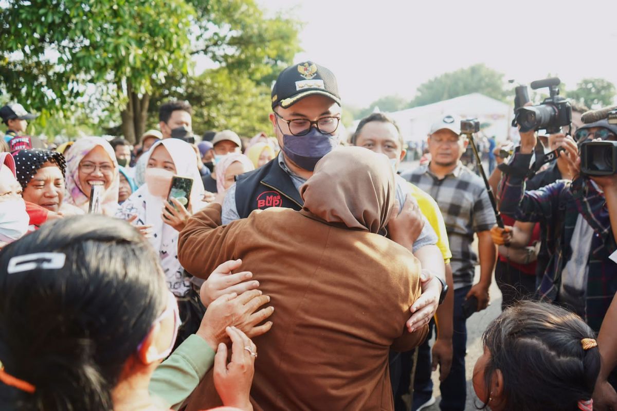 Saat Karsiah memeluk Mas Dhito.(Foto: Humas Pemkab Kediri/jatimnow.com)