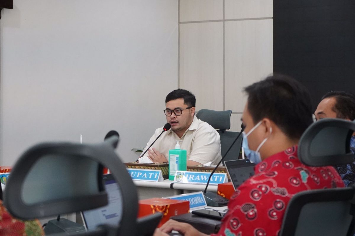 Mas Dhito saat bertemu Satgas Wilayah III Koordinasi dan Supervisi KPK di Pemkab Kediri. (Foto: Humas Pemkab Kediri/jatimnow.com)