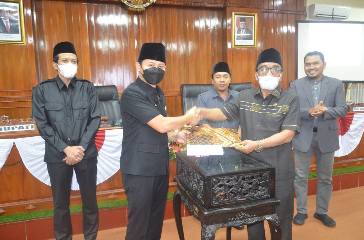 Bupati Trenggalek Mocahamad Nur Arifin saat menerima hasil sidang paripurna DPRD.(Foto: Kominfo Trenggalek)