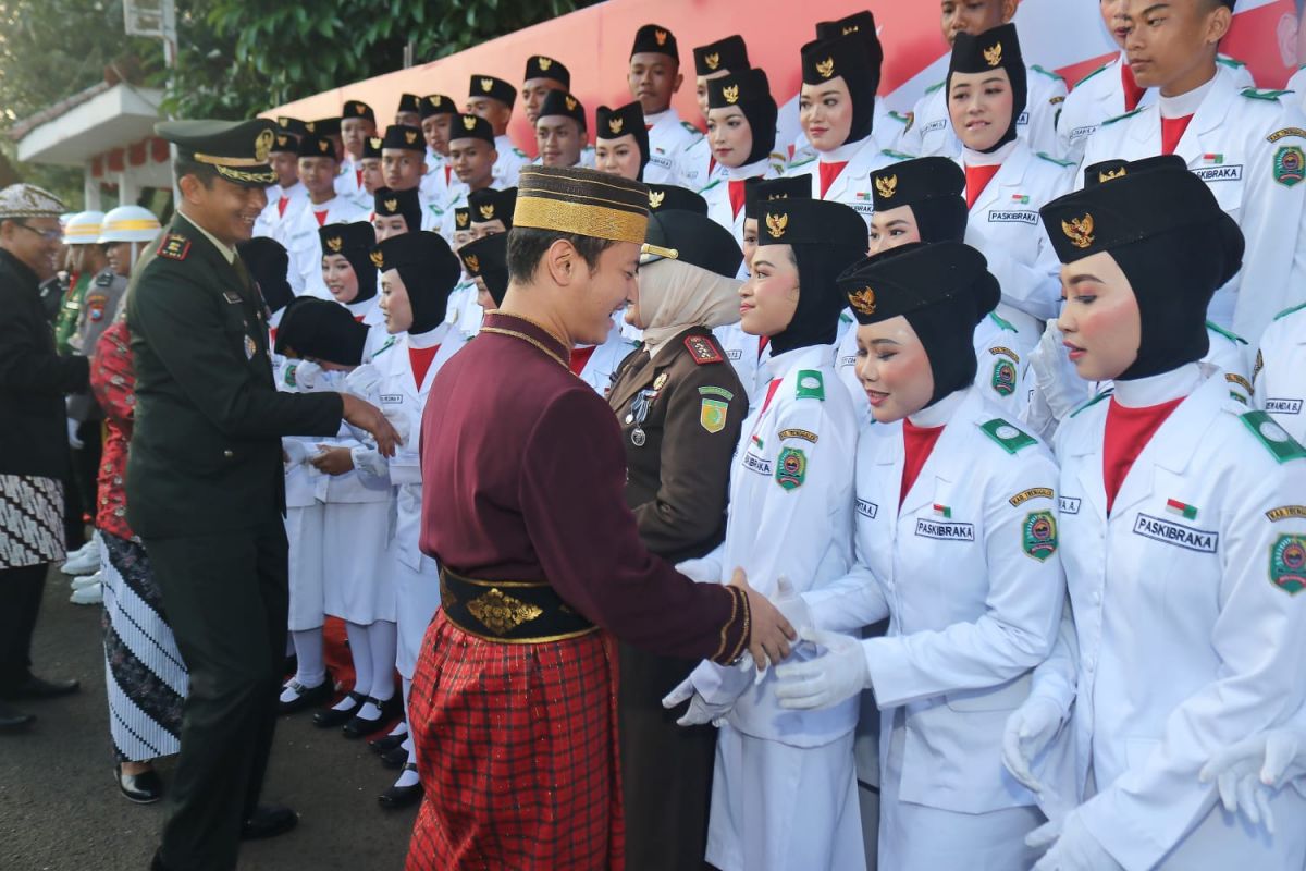 Bupati Trenggalek Mocahamd Nur Arifin menyalami anggota Paskibraka.(Foto: Kominfo Trenggalek)